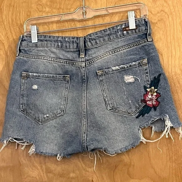 Zara Basic Floral Appliqué Cut Off Denim Shorts 6 - Picture 2 of 4